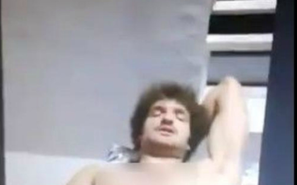 Poznati srpski glumac onaniše pred kamerom! Eksplicitan sadržaj! (FOTO 18+)