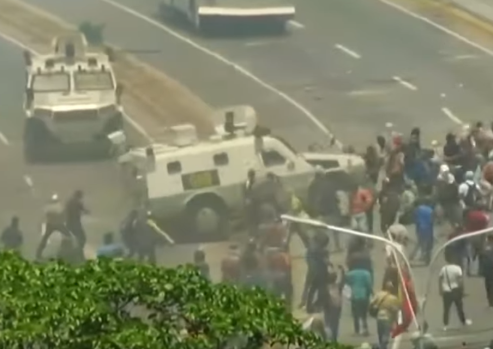 Vojno vozilo gazilo demonstrante, ljudi u panici bežali! Tenzije rastu, sukobi na više mesta! (UZNEMIRUJUĆ VIDEO)