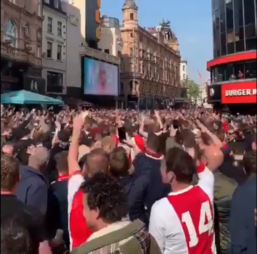 Navijač Totenhema zaspao u kafiću, to je iskoristio Ajaksov "huligan" (FOTO)