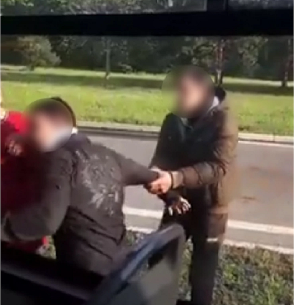 Napadnut vozač autobusa u Beogradu, nasilnik šutrao vrata, pokušao da PROVALI UNUTRA!