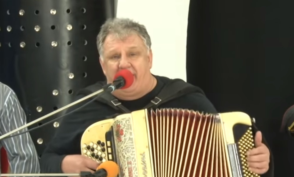 Potresna ispovest pevača Betule kog je prijatelj SEDAM PUTA IZBO u kafani, konobarica gledala horor: Videla sam CREVA!