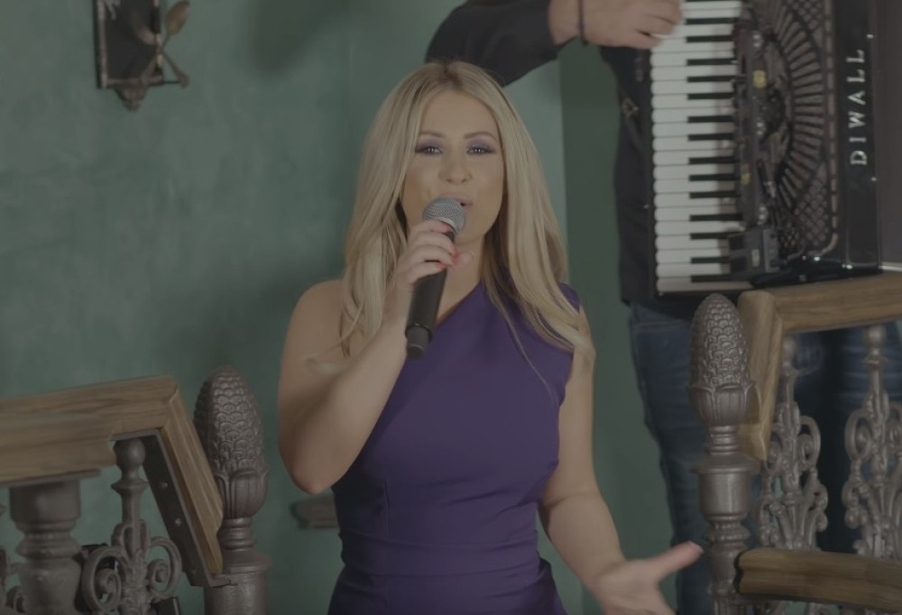 "Svet mi se srušio u trenutku"! Poznata pevačica završila na psihijatriji!?  (FOTO)