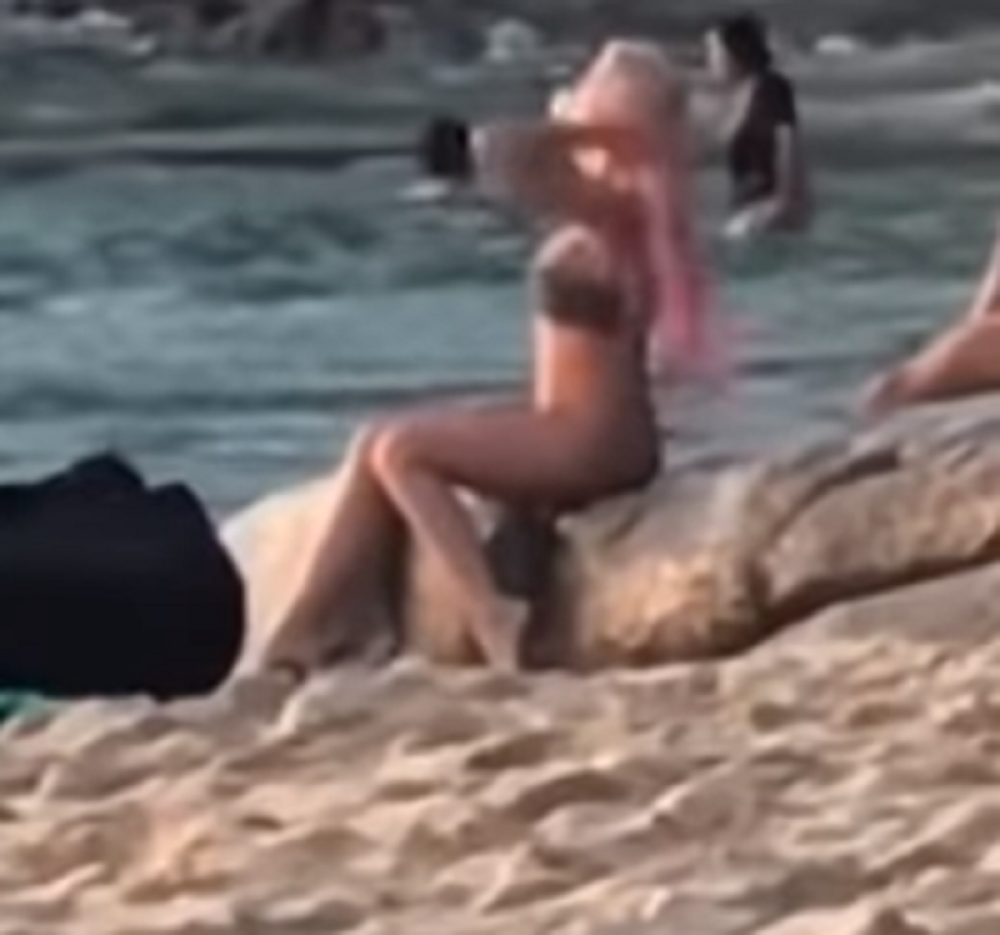 Cela plaža je posmatrala s*ksi cicu kako pozira fotografu, a onda je situacija kulminirala i sve prisutne užasnula! (VIDEO)