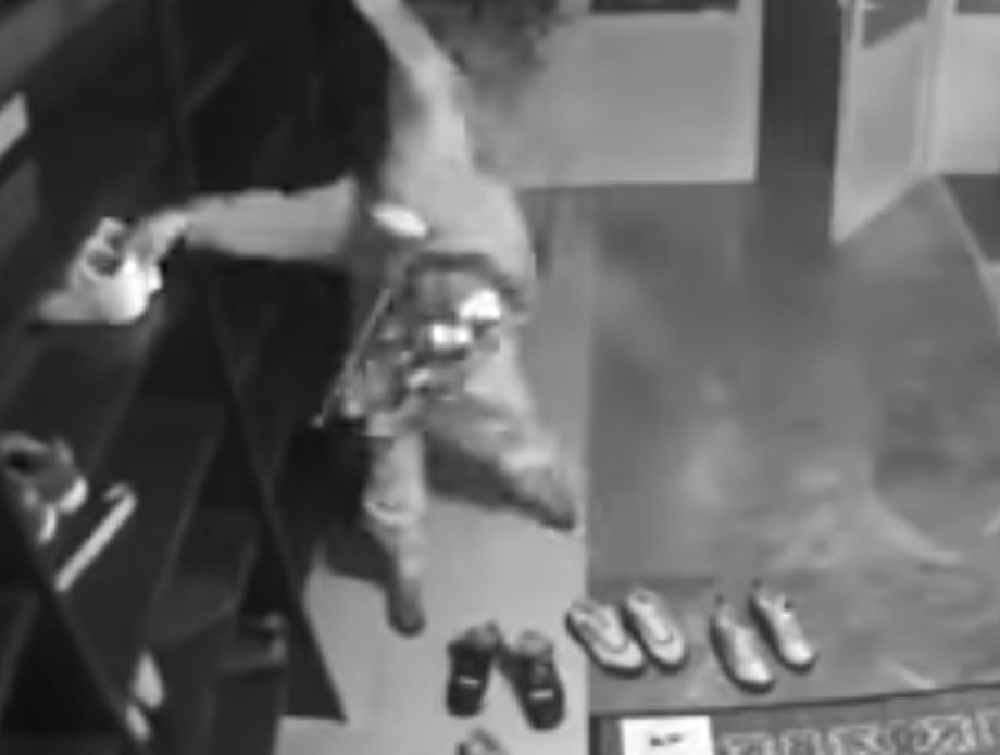 Snimak krađe koju zdrava osoba ne može da shvati! Ovo ugledali na leđima lopova, traže pomoć (VIDEO)