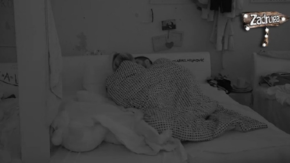 Vrela AKCIJA pred punom sobom! Luna i Marko se pomirili, pa navalili jedno na drugo! (VIDEO 18+)