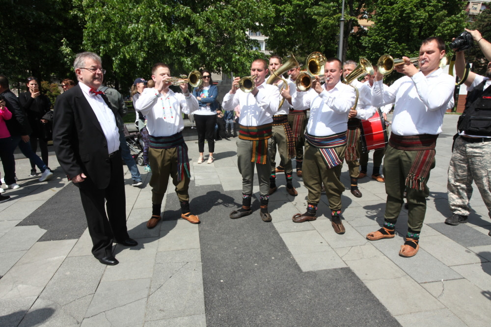Udaje se Danijela Karić ali svi gledaju u OVAJ DETALJ na odelu njenog oca! (FOTO)