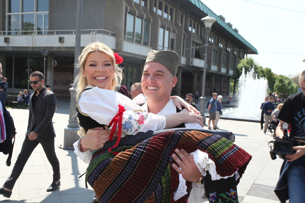 Karićeva ćerka je nosila bakinu nošnju, a samo DAN PRED SVADBU mladoženja je imao VELIKI PROBLEM!