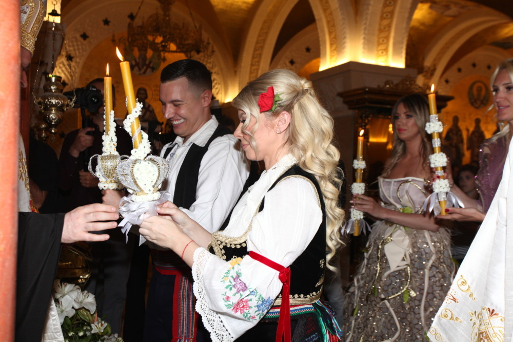 Danijela i Ivan su se venčali ispred 11 SVEŠTENIKA u Hramu Svetog Save, evo kako je izgledao PRVI POLJUBAC! (VIDEO)