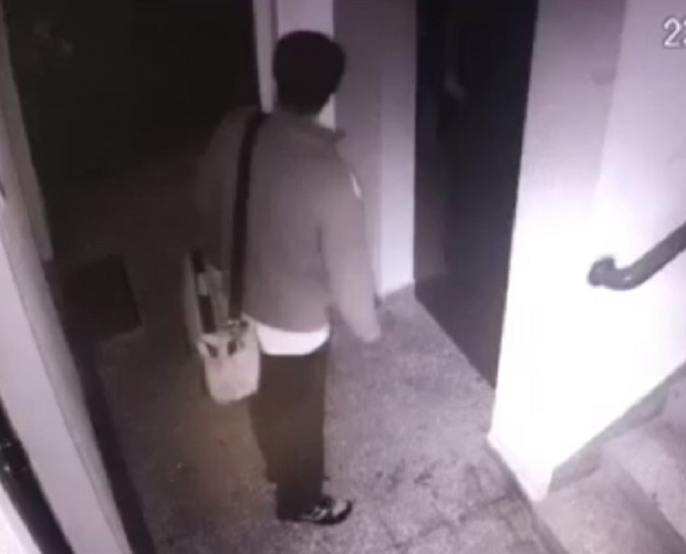 Kamera snimila lopova u hodniku podgoričke zgrade! Kad su videli šta je krao, svi su se krstili (VIDEO)