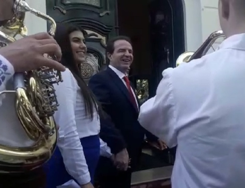 Bogoljub Karić prvi zaigrao kolo na svadbi, a onda pred gostima uradio neočekivano!