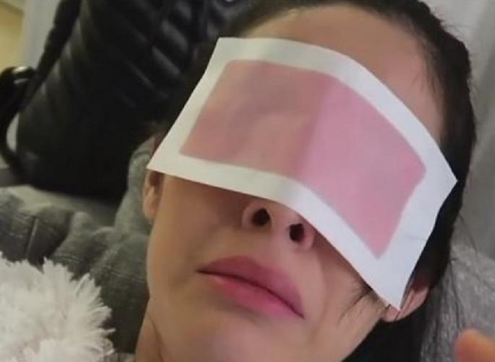 Trebalo da joj uništi obrve, ali kada je skinula traku - OSTALA JE ŠOKIRANA! Snimljen čitav horor (VIDEO)