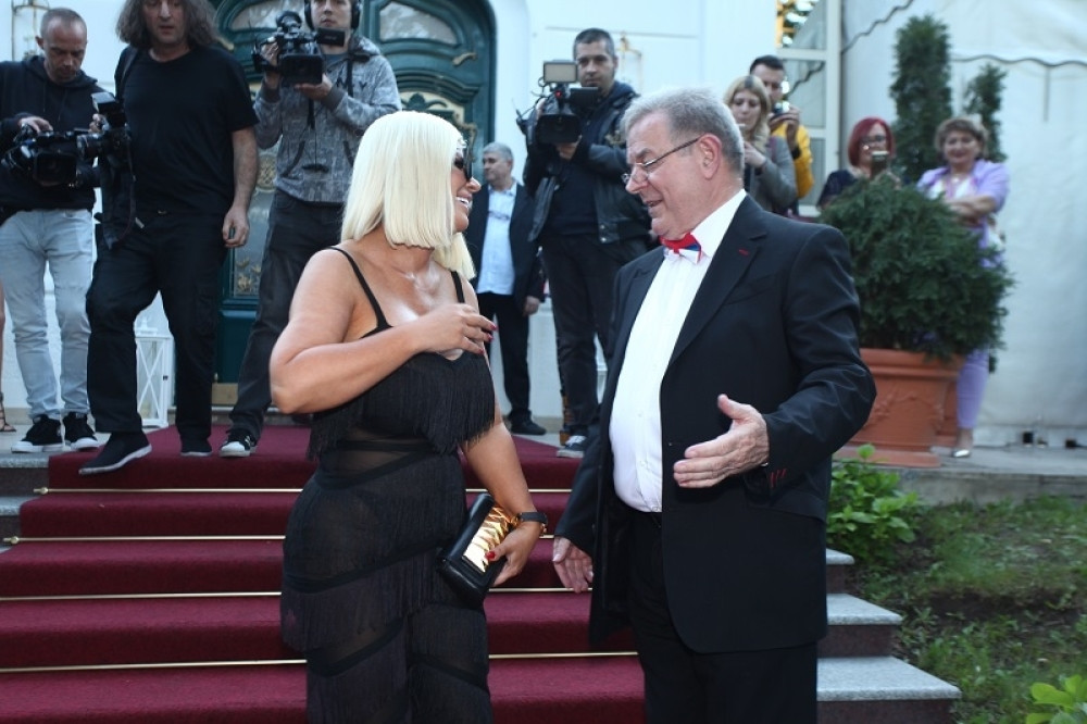 Dari Bubamari se na venčanju kod Karića videle TANGE! Pojavila se u skroz providnom kobinezonu, svi je zapanjeno gledali! (FOTO)