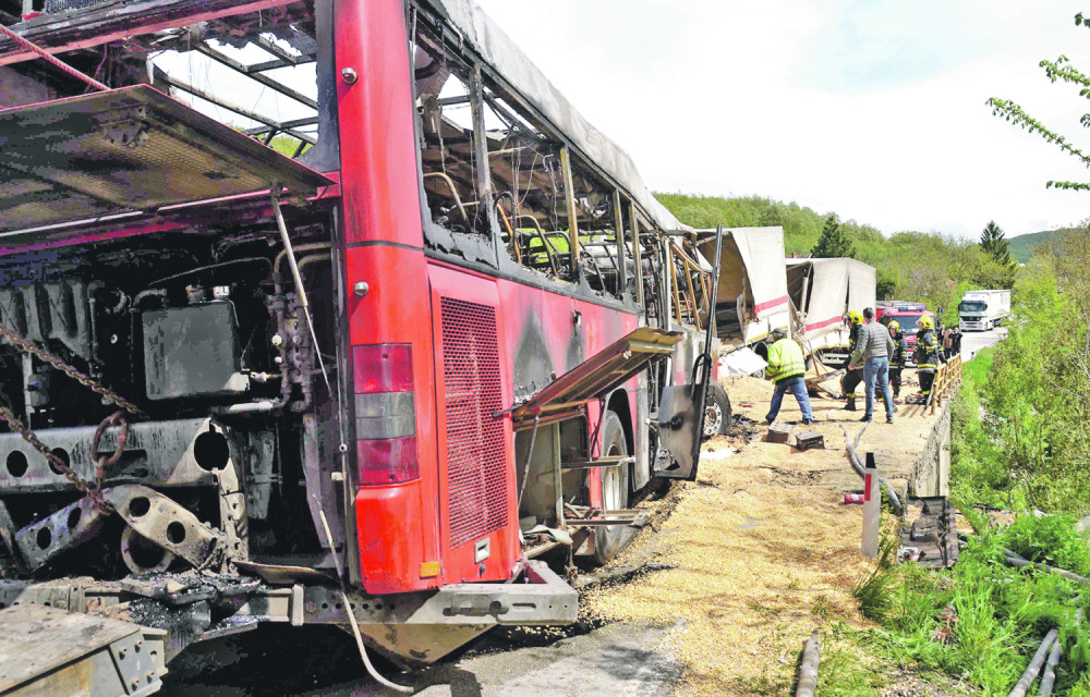 Objavila sliku makete autobusa, dan kasnije izgorela u istom takvom sa prijateljicom, a taj datum joj je bio sudbonosan!