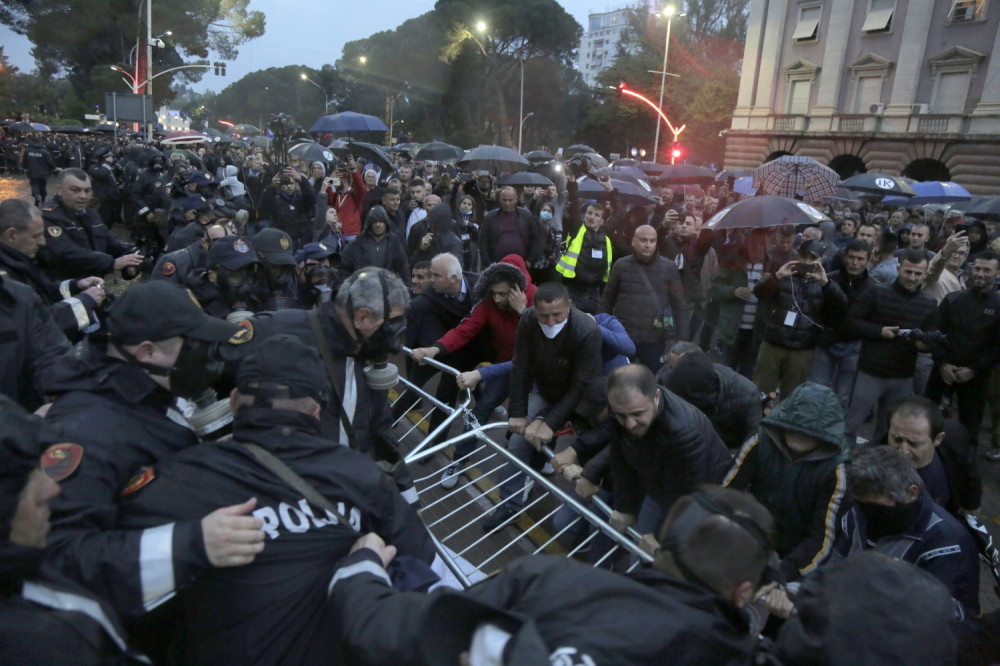 U Tirani počinje "borba na život ili smrt"! Albanija na nogama, na ulicama haos - CRNO MU SE PIŠE!