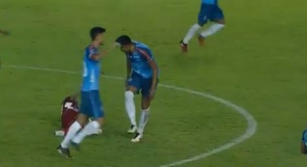 Divljački start! Ovo je za zatvor! Krvnički mu uleteo i POLOMIO NOGU NA DVA MESTA! (VIDEO)