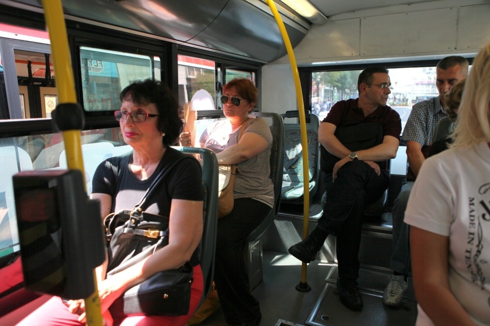 Majka sa detetom ušla u autobus za Mladenovac, jedna devojka nije htela da joj ustane i zbog toga se gorko pokajala!