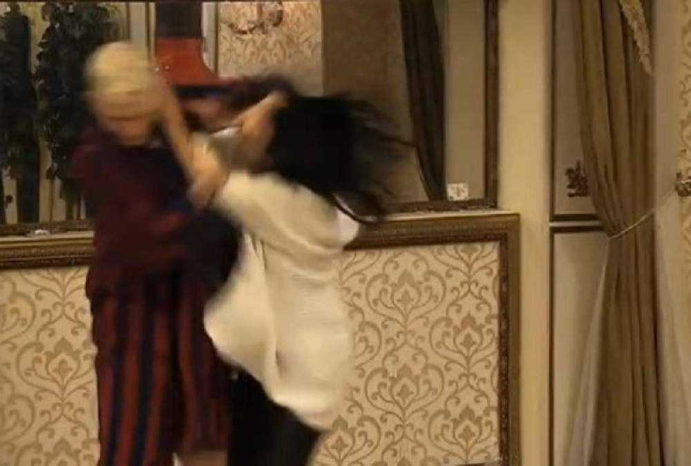 Žena pretukla muškarca u Parovima! Isprovocirao je pa ga ŠČEPALA! Obezbeđenje je jedva ODVUKLO! (VIDEO)