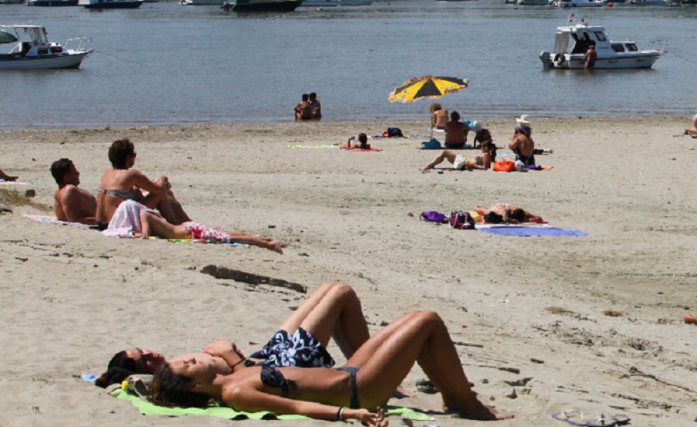 Albanci silovali devojčicu (15) na plaži dok je čekala da dođu drugarice!