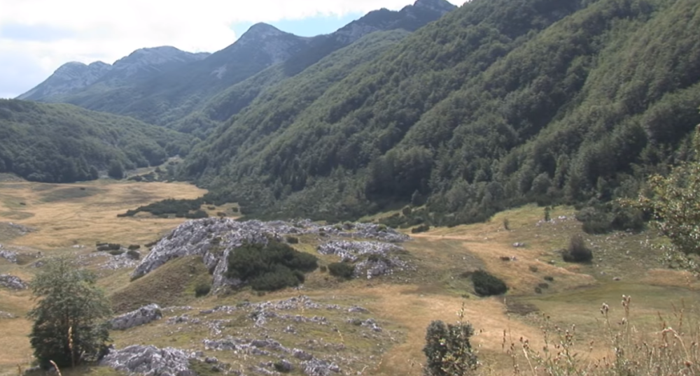 Slovenački planinari popeli se na vrh Velebita i obesili ovu zastavu, Hrvatska gori od uvreda