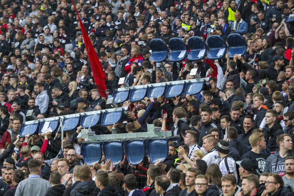 Navijači Ajntrahta otkinuli tribine i polali glasnu poruku UEFA! (FOTO)