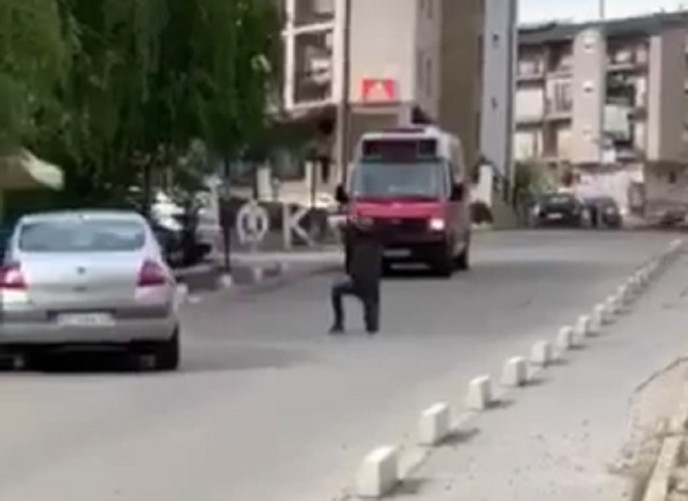 Kad vidite šta je ovaj muškarac uradio, prekrstićete se i levom i desnom! Blokirao saobraćaj, a onda je došla policija! (VIDEO)