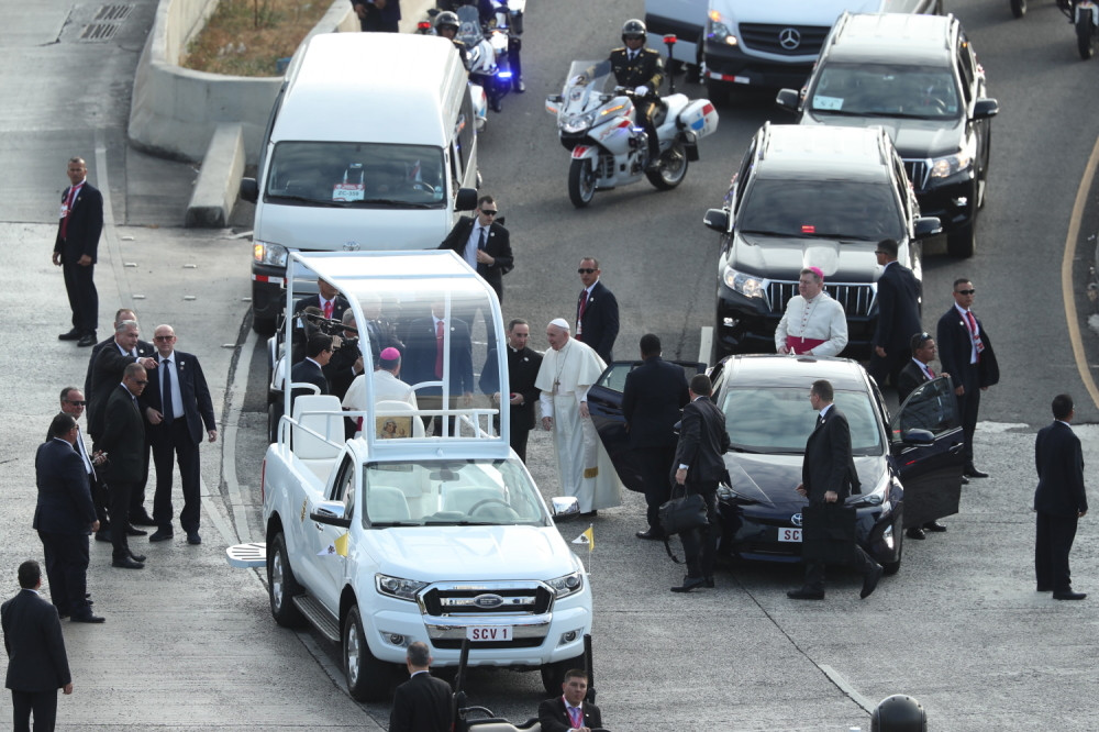 Otkazana služba, panika u Vatikanu! Ima simptome...