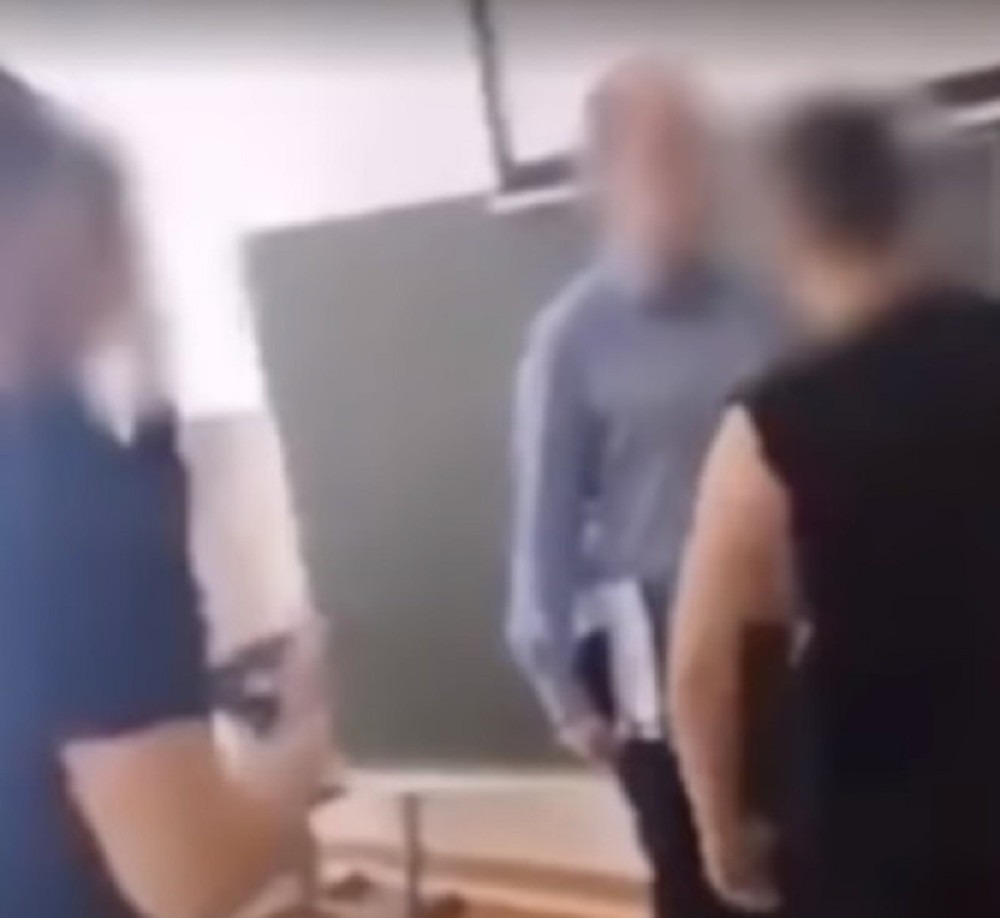 Nastavnik terao učenika da napusti čas zbog neprimerenog ponašanja! Ovaj divljački nasrnuo na njega (VIDEO)