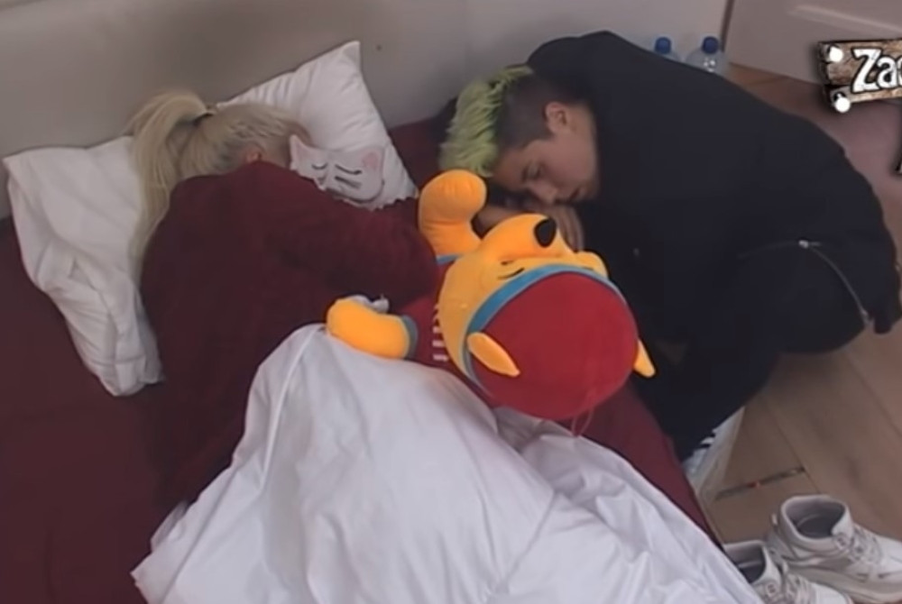 Matora i Sanja se pomirile? Ljubila joj ruku, razmenjivale nežnosti pa zaspale zagrljene! (VIDEO)