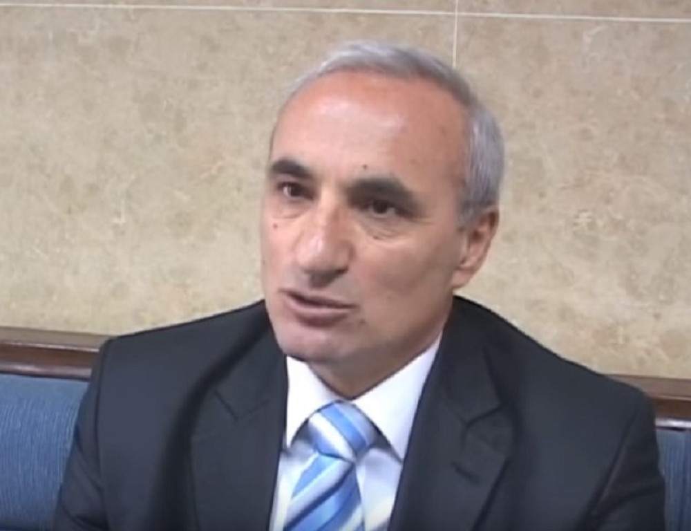 Tarzan ne mora preko grane, ali Božović nema izbora!