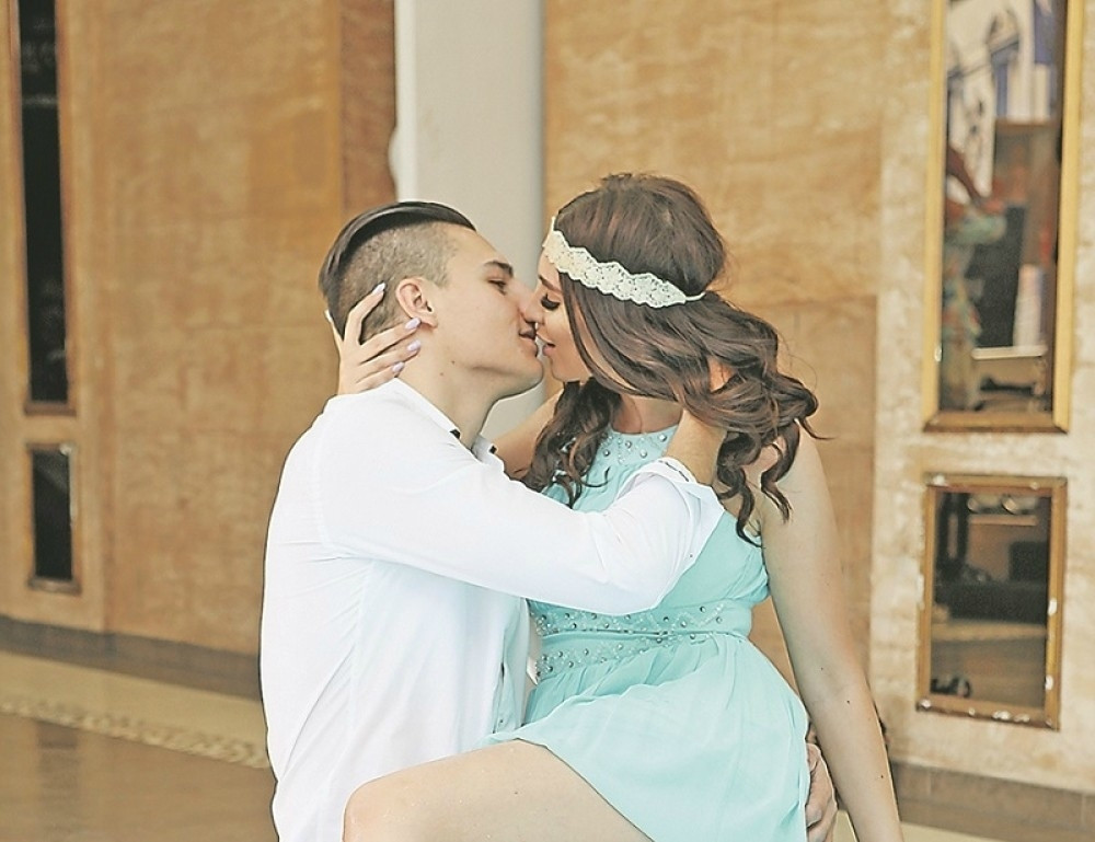 Izabela se skinula gola, a onda se nasred kreveta raskrečila! Imalo je šta i da se vidi! (FOTO 18+)