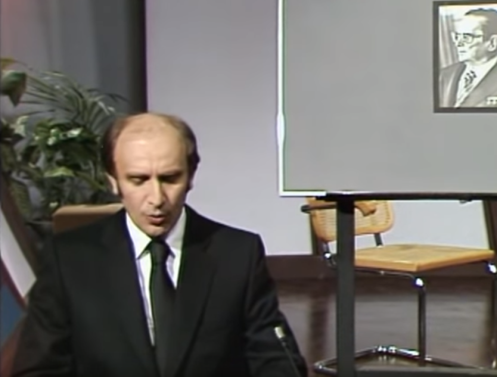 Prvi je na TV-u pročitao vest koja je šokirala Jugoslaviju, a onda je shvatio da ima POGREŠNE PANTALONE! (VIDEO)