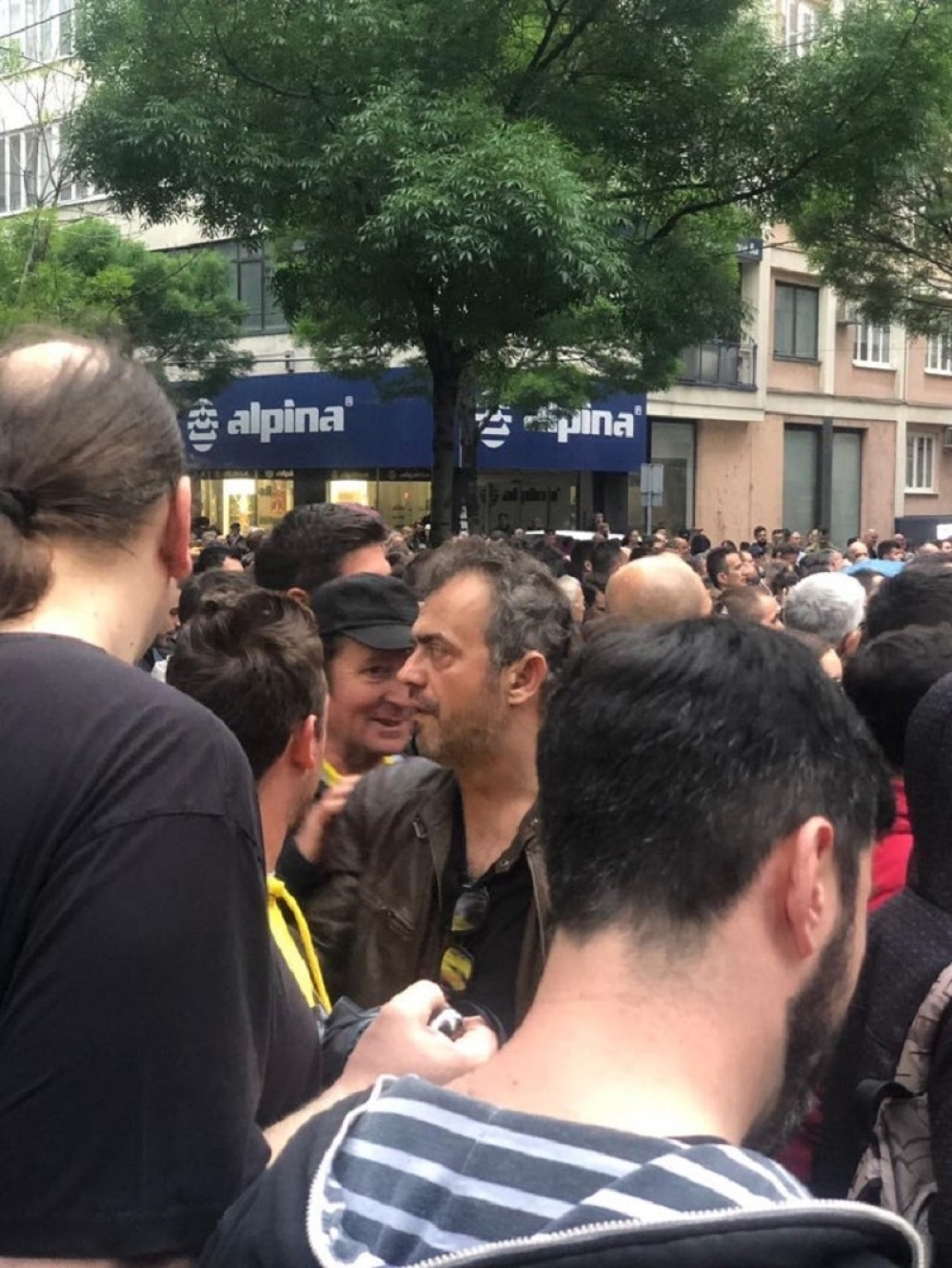 Trifunović došao na protest, pa naleteo na DOBRO POZNATE nasilnike, usledila je romantična scena! (VIDEO)