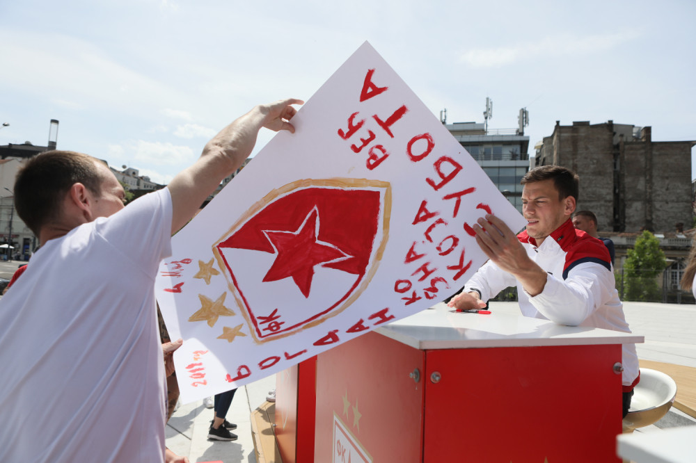 Navijači sa fudbalerima oslikavali grb sa TRI ZVEZDICE! (FOTO GALERIJA)