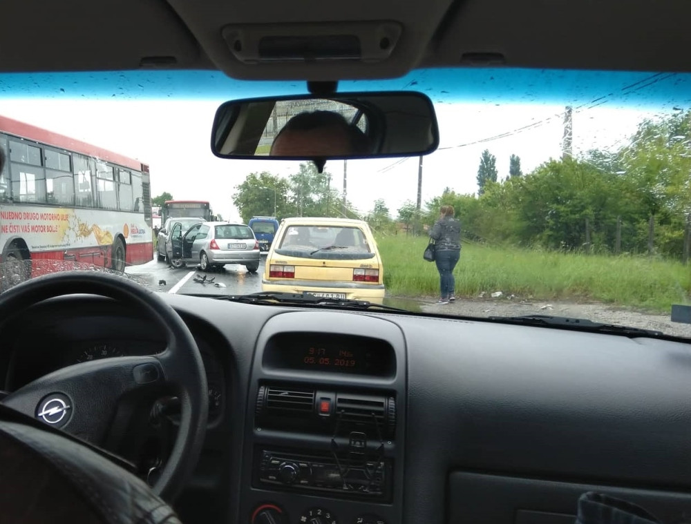 U automobilu bila žena sa detetom! Saobraćaj u kolapsu, duge kolone na putu! (FOTO)
