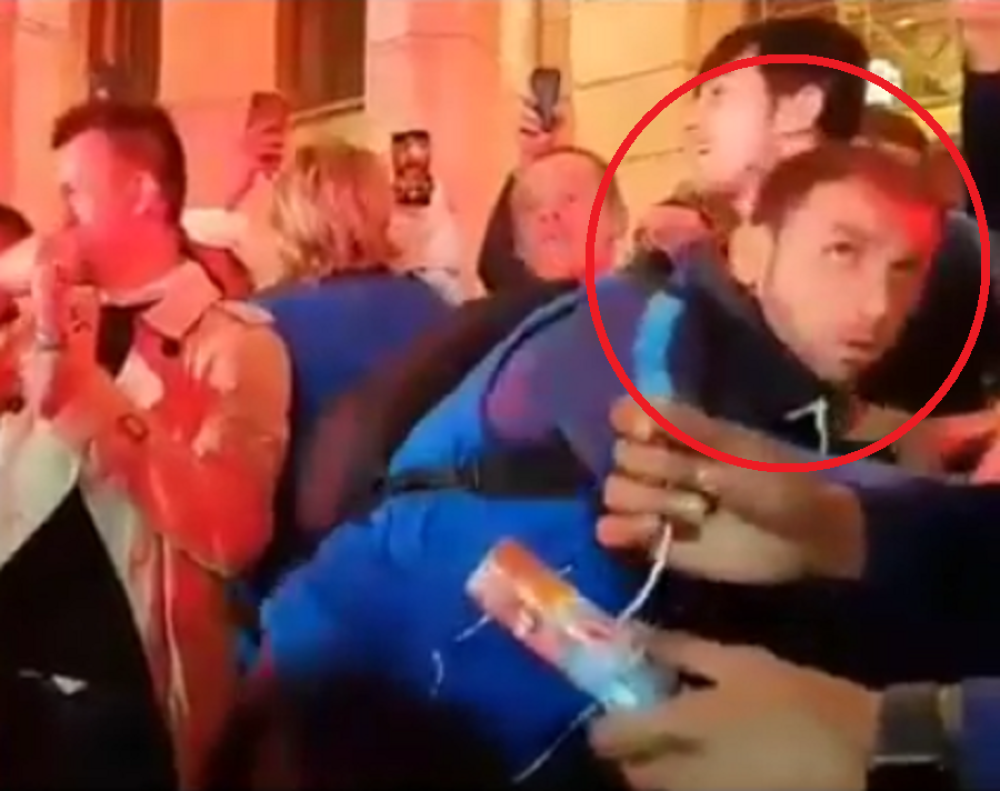 Zapalili baklje pored Srbina, on se prvo PRESTRAVIO, sagnuo se, pokrio lice! A onda... (VIDEO)