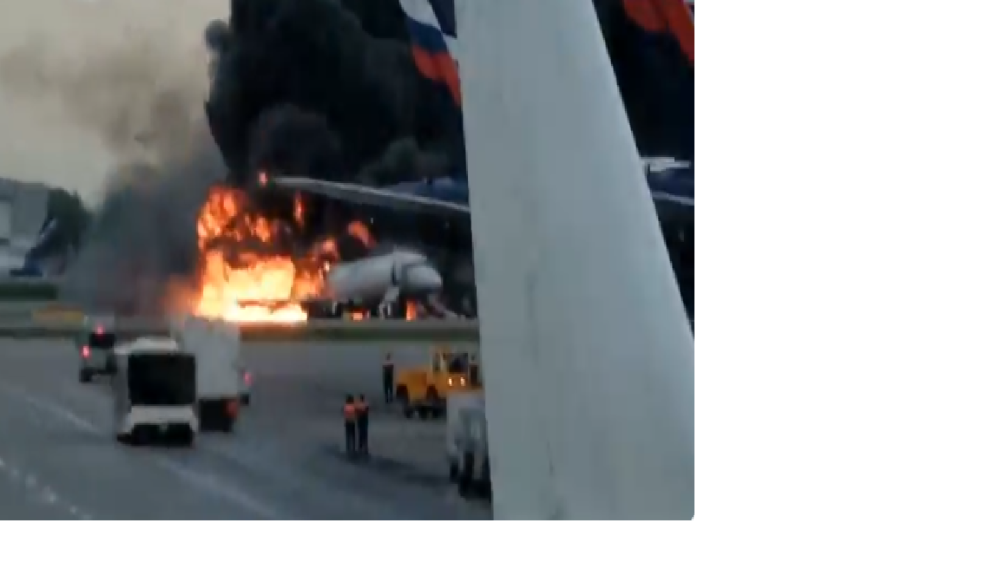 Avionski motor počeo je da gori, letelica je momentalno krenula u sletanje, a onda je nastupila drama (FOTO/VIDEO)