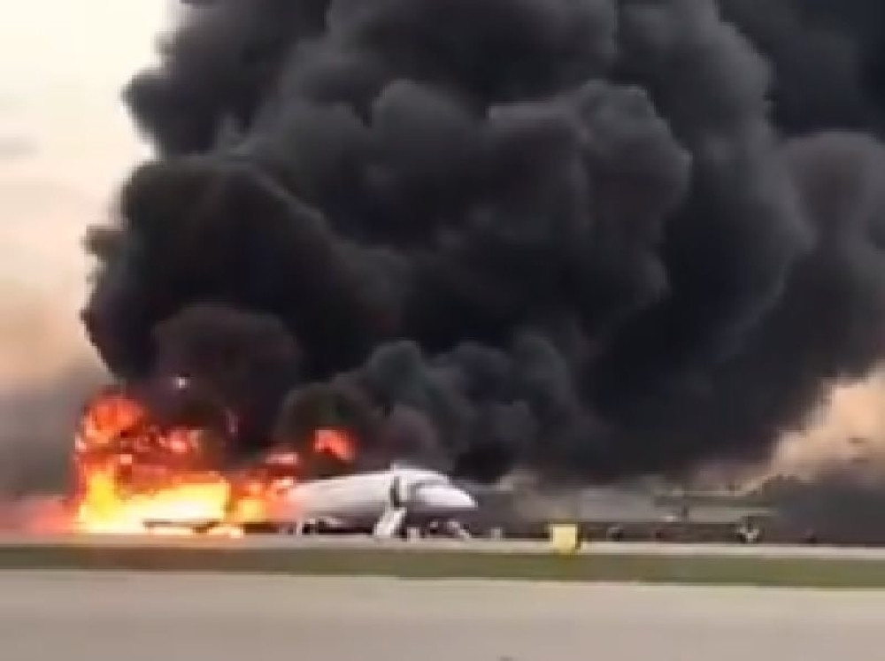 Maksim (22) izjavio Kseniji ljubav, pa poginuo nekoliko minuta kasnije spasavajući putnike iz zapaljenog aviona (VIDEO)