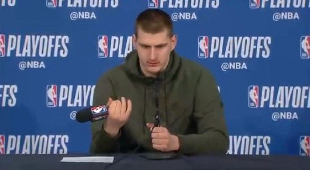 Ljudi, ovo morate da vidite! Jokić polomio mikrofon, a posle njegove reakcije svi su se valjali od smeha! Amerika priča samo o njemu! (VIDEO)