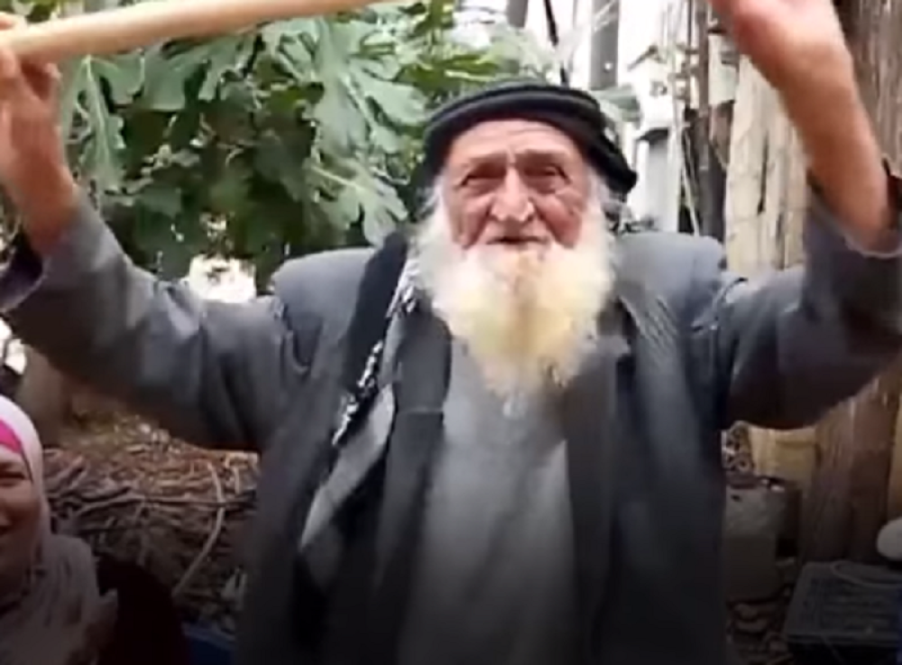 Puši cigarete k'o besan, veliki je ženskaroš, a ovo je tajna njegove dugovečnosti!