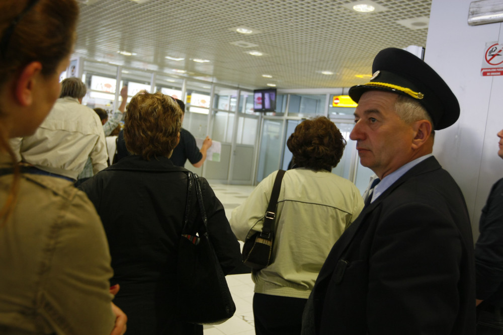 Roditelji prodali devojčicu (14) kao roba i krenuli na avion za Nemačku! Kada je stigla policija nije im bilo spasa!