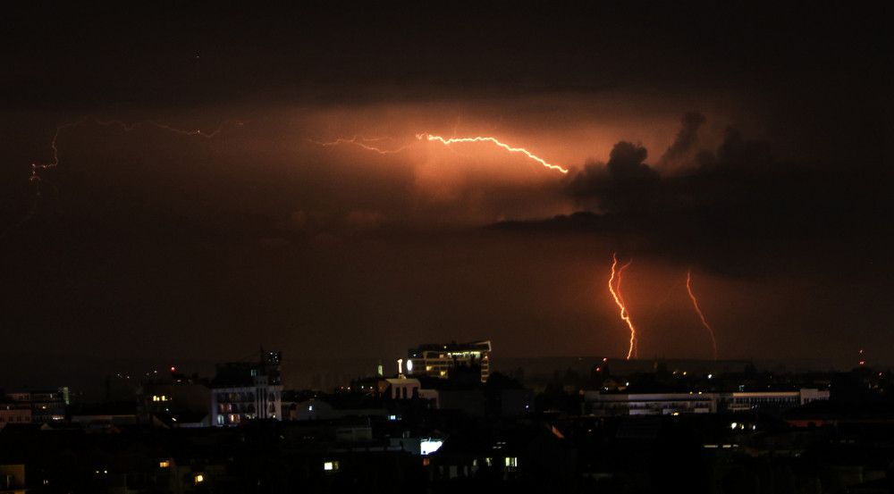 Izbio je požar, članovi porodice bili u prizemlju