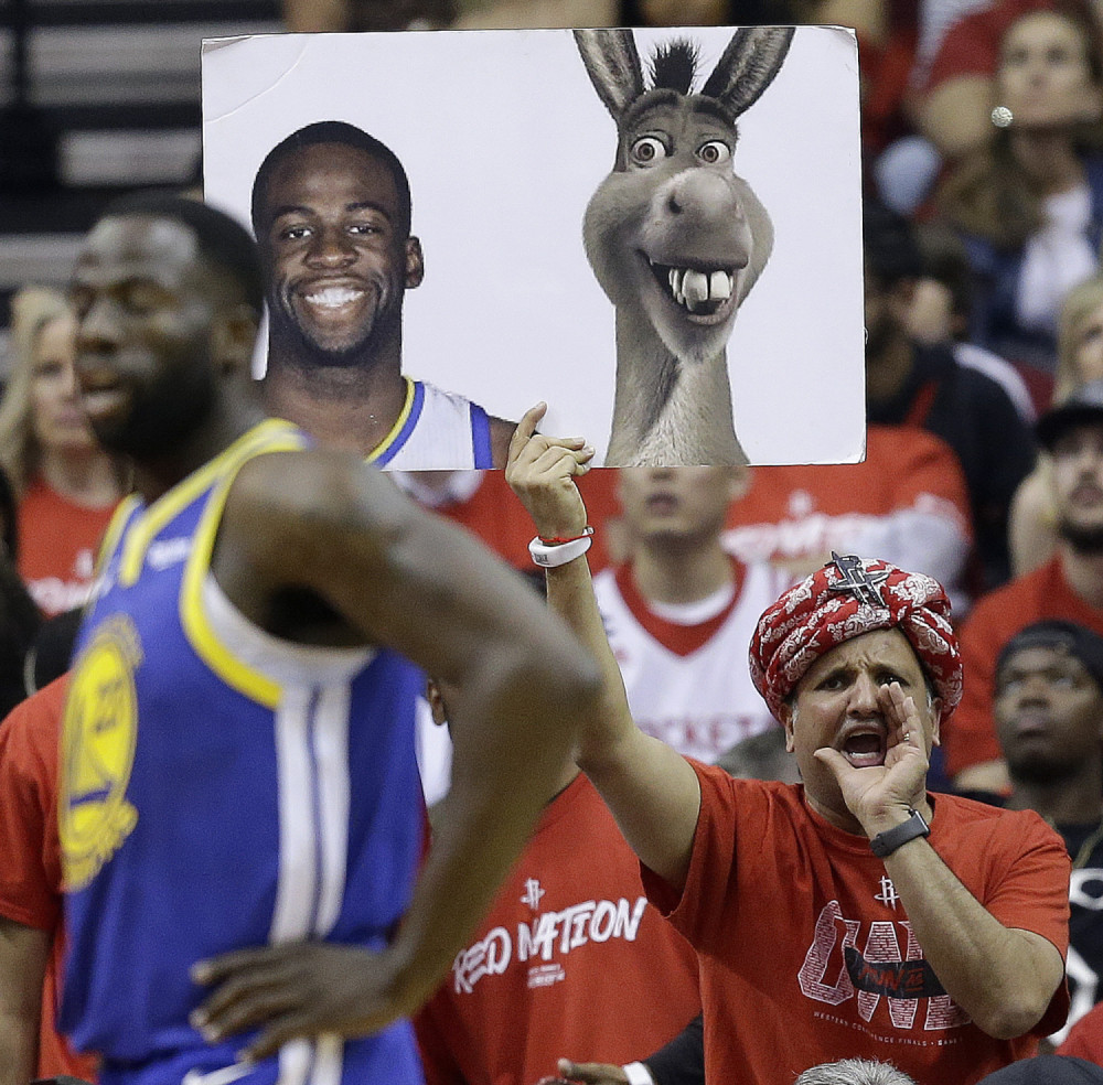 Neverovatna scena u najboljoj košarkaškoj ligi koja zbog ovog poteza izgleda kao amaterska! (VIDEO)