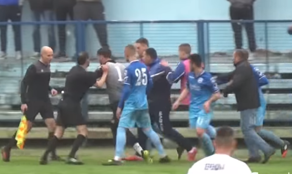 Proslavili gol a onda u neverici jurili sudiju po terenu da bi ovaj jedva izvukao živu glavu! (FOTO + VIDEO)