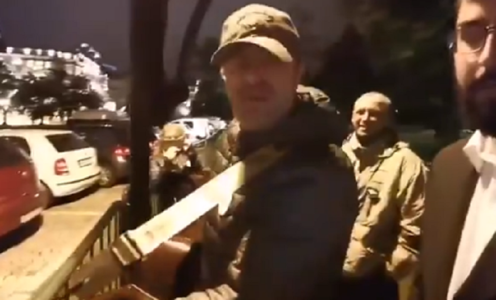 Sergejev noćašnji cirkus ispred Predsedništva je kofa blata na sve Srbe sa Kosova!