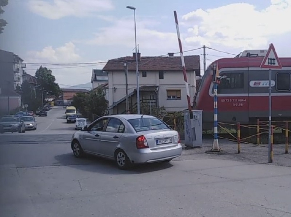 Voz prešao dva puta na podignutoj rampi u Kraljevu, niko je ne spušta (VIDEO)