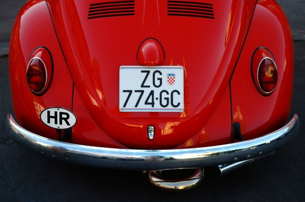 Auto sa zagrebačkom registracijom parkiran u Beogradu. Svi gledaju šta piše na zadnjem staklu (FOTO)