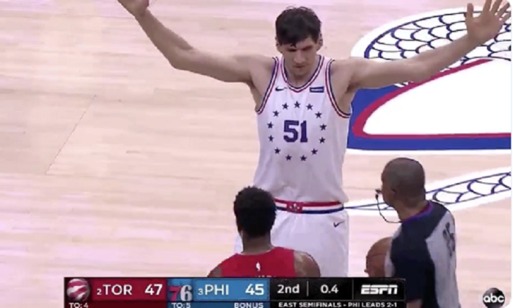 Boban na terenu proveo 0,4 sekundi i za to vreme zaprepastio zvezdu Toronta! (VIDEO)