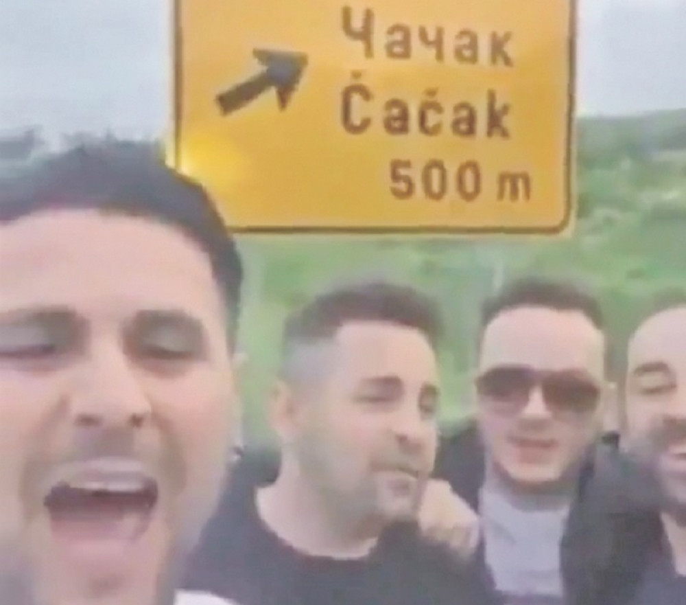"O, mori, Srbijo, palio sam ti zidine!" orili se stihovi usred Čačka - Albanci stigli do Šumadije! (VIDEO)