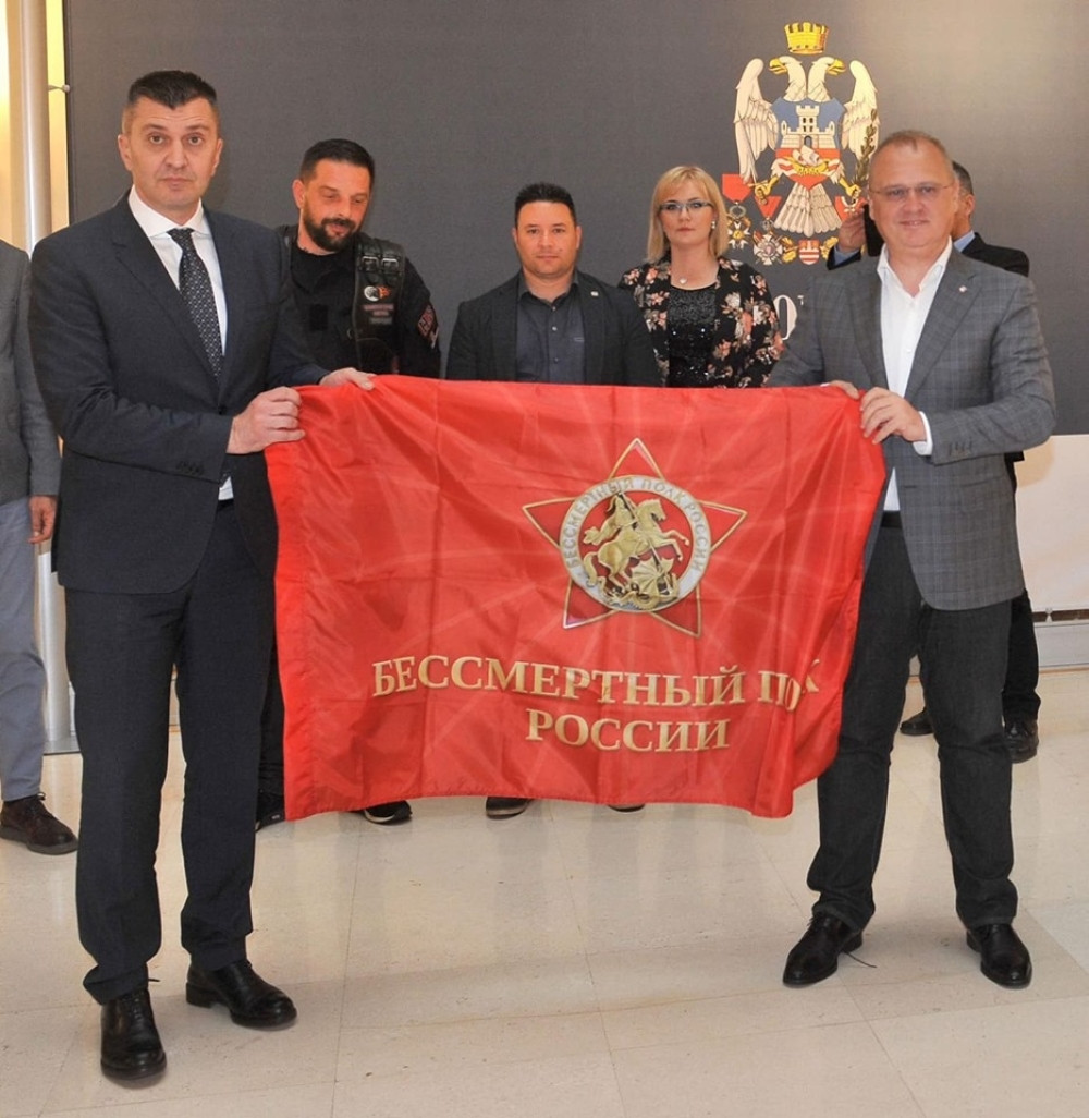 Ministar Đorđević svečano uručio zastavu Besmrtnog puka Goranu Vesiću
