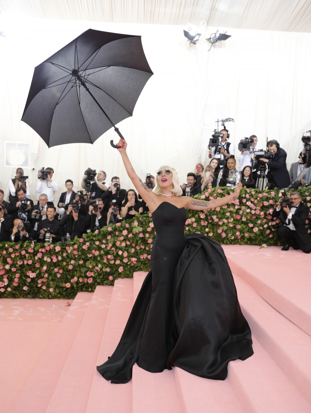 Lejdi Gaga simulirala se*s sa fanom, pa umalo poginula! (VIDEO)